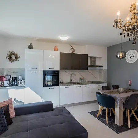 Ivana * Τρογκίρ